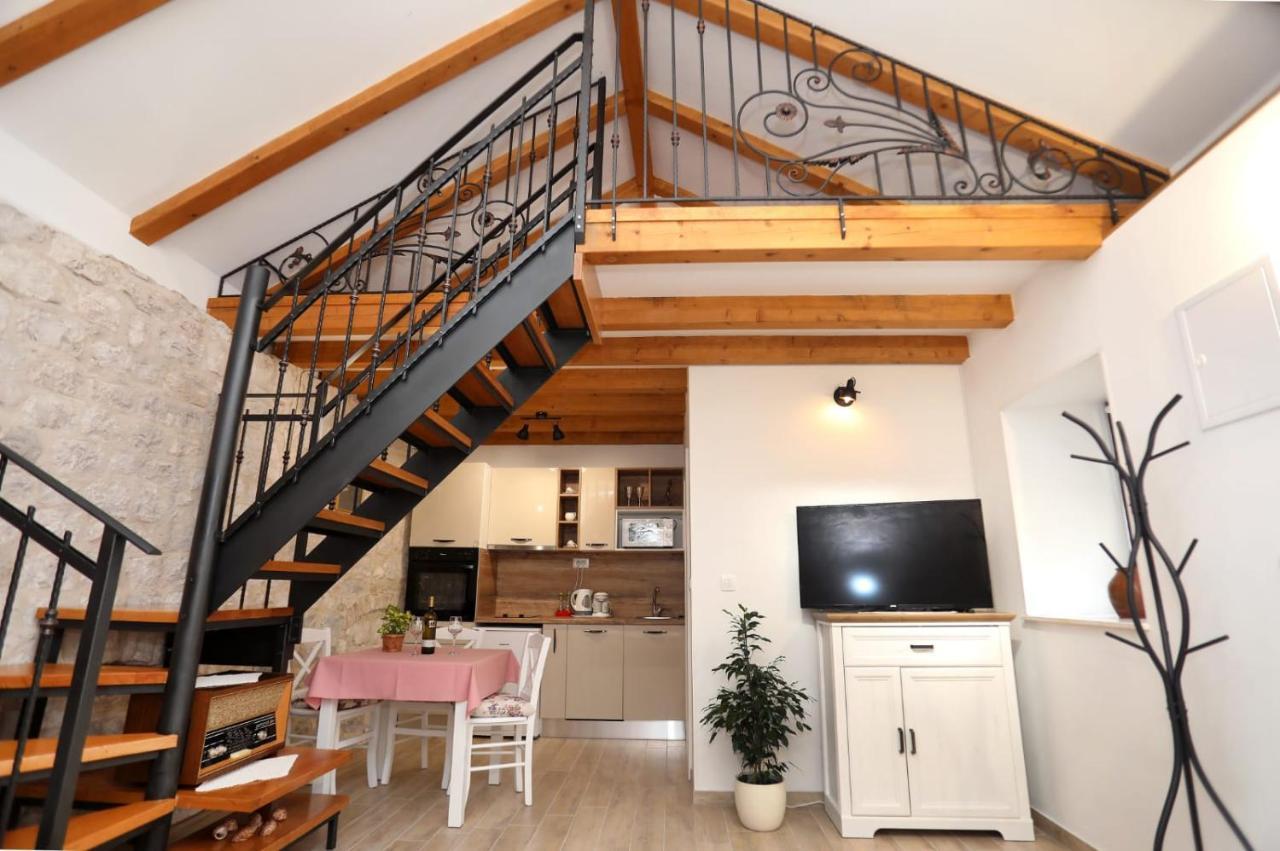 Studio Apartman Mihaella Kaštela Exterior foto